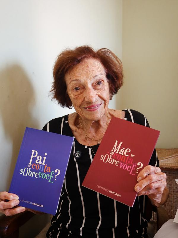 Mãe segurando o livro